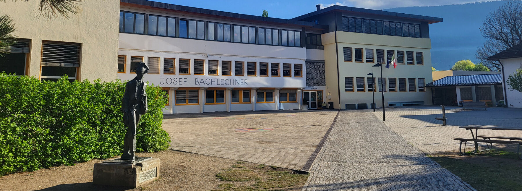 Außenansicht der Josef Bachlehner Schule bei schönem Wetter.