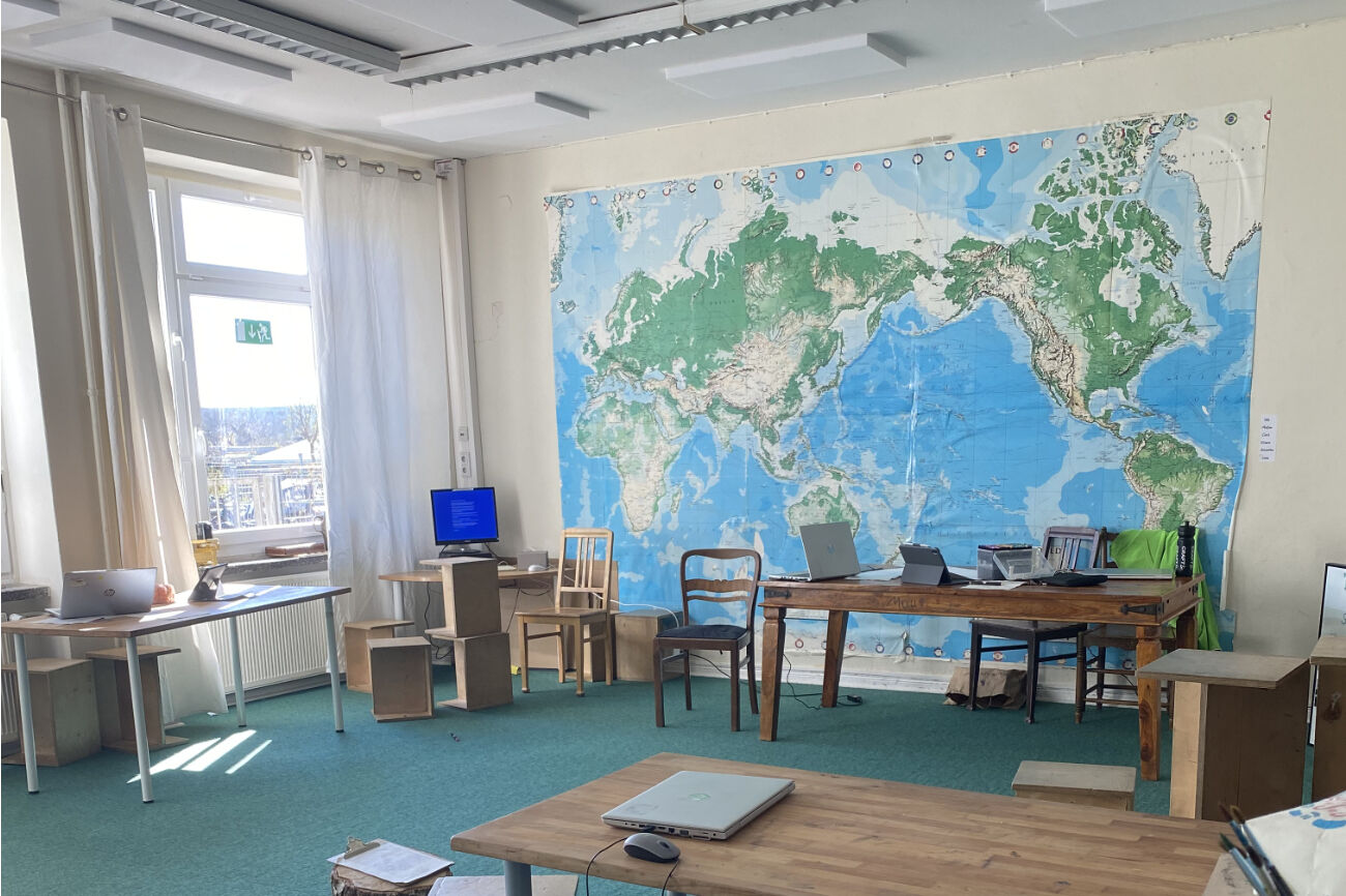 Eine riesige Landkarte ist in der Klasse an der Wand montiert.
