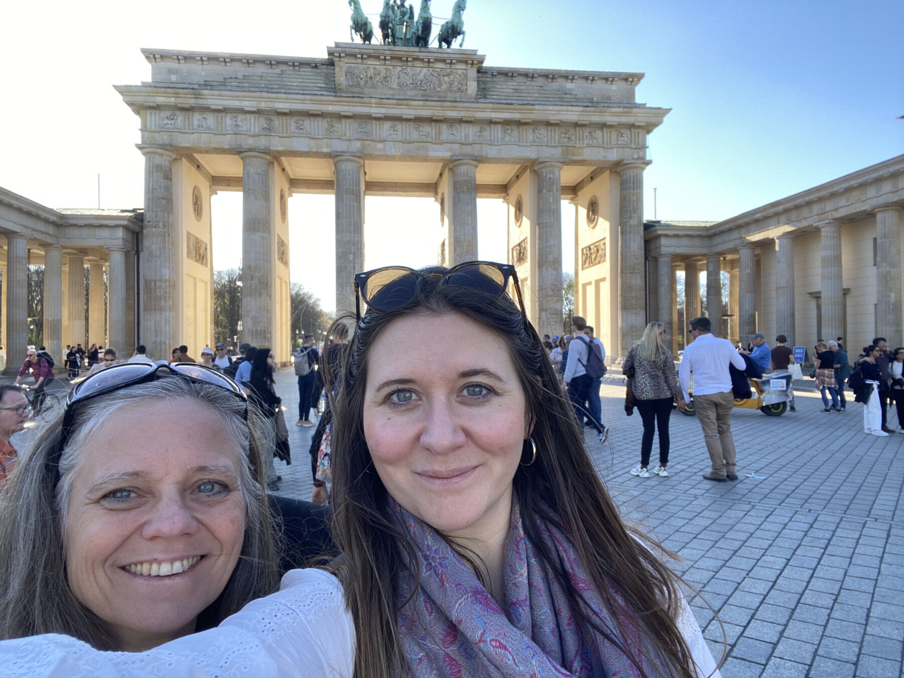 Die beiden Lehrerinnen in Berlin beim Selfie vorm Brandenburger Tor.