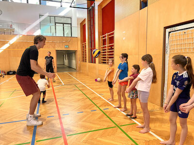 Bei der Volleyball-Station wurde eifrig an der richtigen Spieltechnik gefeilt.