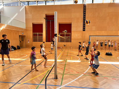 Mit Begeisterung spielen die Kinder über ein gespanntes Seil Volleyball.