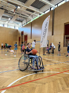 Beim Inklusionssport konnten spezielle Sport-Rollstühle ausgetestet werden.