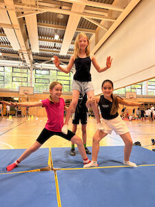 Beim Cheerleeding wurden Menschenpyramiden gebaut.