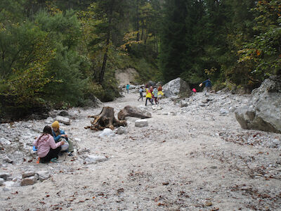 In einem ausgetrockneten Flussbett lässt es sich schön spielen und forschen.