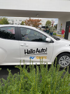 Das Auto von Hallo Auto! fährt vorbei.