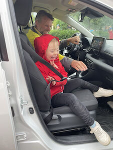 Ein Mädchen freut sich sehr und verlässt gleich das Auto.