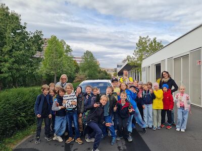 Gruppenfoto vor dem "Hallo Auto!"-Auto.