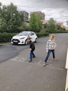 Zwei Kinder stehen an der Startlinie zum Lossprinten.
